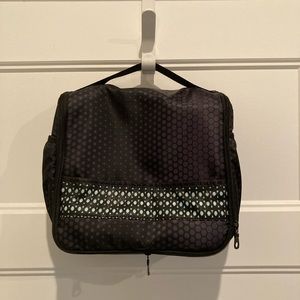 Hanging travel cosmetic bag